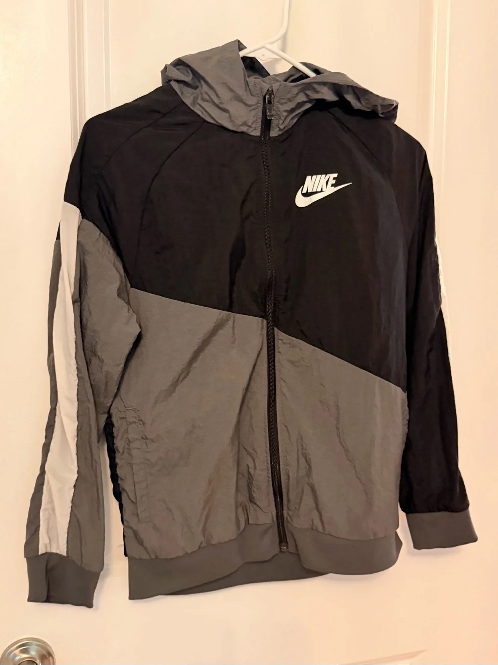 Nike Boys Black & Gray Windbreaker Jacket with Hood - size Large